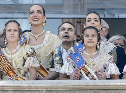 Las falleras mayores de Valencia, con el expresidente del Gobierno, Jos&eacute; Luis Rodr&iacute;guez Zapatero, durante la &#039;masclet&agrave;&#039;. 