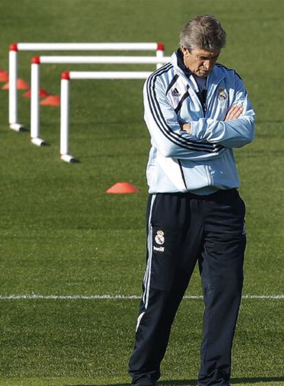 Pellegrini, ayer cabizbajo en el entrenamiento del Madrid.