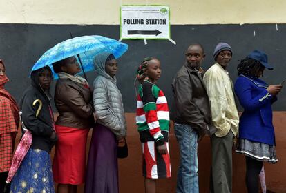 Varios votantes hacen cola en un colegio electoral de Kiambu, a las afueras de Nairobi, este jueves 26 de octubre de 2017. En muchas partes de Kenia, la votación está transcurriendo con normalidad, aunque la participación está siendo sensiblemente más baja que la registrada en las elecciones del pasado 8 de agosto, incluso en zonas que apoyan al Gobierno del presidente Uhuru Kenyatta.