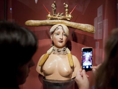 Un visitante toma im&aacute;genes de la obra de Dal&iacute; &#039;Busto de mujer retrospectivo&#039; en P&uacute;bol.  