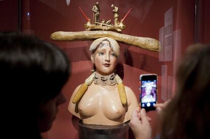 Un visitante toma imágenes de la obra de Dalí 'Busto de mujer retrospectivo' en Púbol.