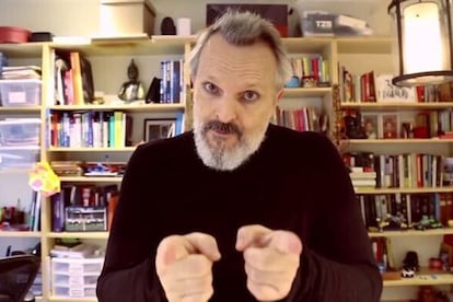 Miguel Bosé, en una imagen extraída de un vídeo que él mismo publicó en sus redes sociales en 2021 alentando teorías conspiranoicas sobre la pandemia. 