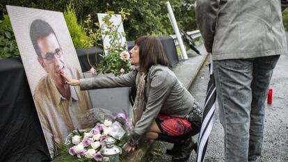 La viuda de Eduardo Puelles deposita flores en el lugar donde fue asesinado su marido.