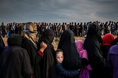 Civiles que se quedaron en Mosul durante la batalla para recuperar la ciudad del Estado Islámico esperan en línea para recibir ayuda en el barrio de Mamun (Irak), el 15 de marzo de 2017. Fotografía nominada en la categoría 'Photo of the Year' del fotógrafo Ivor Prickett.