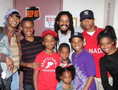 Lauryn Hill, Rohan Marley y sus hijos en el 'backstage' del musical 'Spider-Man Turn Off The Dark' en Broadway, en 2011.