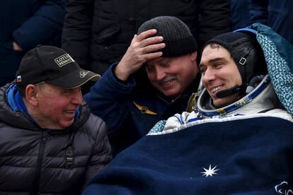 El astronauta ruso Sergei Volkov mira a su padre, el cosmonauta soviético Alexander Volkov (i) poco después de aterrizar cerca de la ciudad de Dzhezkazgan (Kazajistán), el 2 de marzo de 2016.