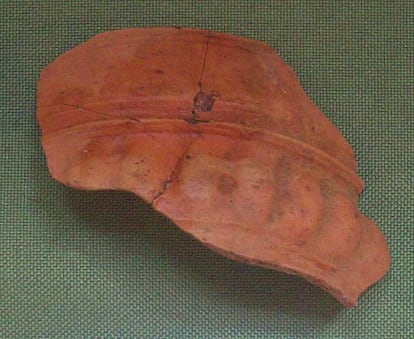 Trozo de búcaro hallado en 2008 en los restos de un barco mercante español del siglo XVIII hundido en el Río de la Plata.