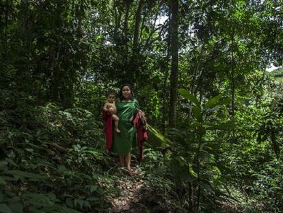 Una mujer y su hijo en la selva central peruana.