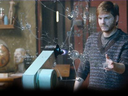 Daniel Brühl, en un fotograma de <i>Eva,</i> que opta a 16 premios Gaudí.