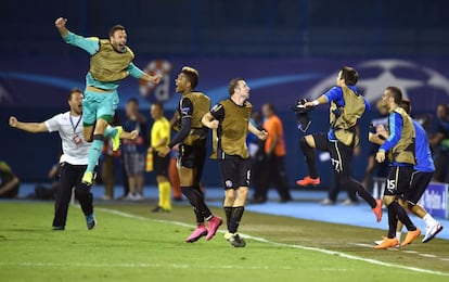 Los jugadores suplentes del Dinamo Zagreb celebran uno de los goles