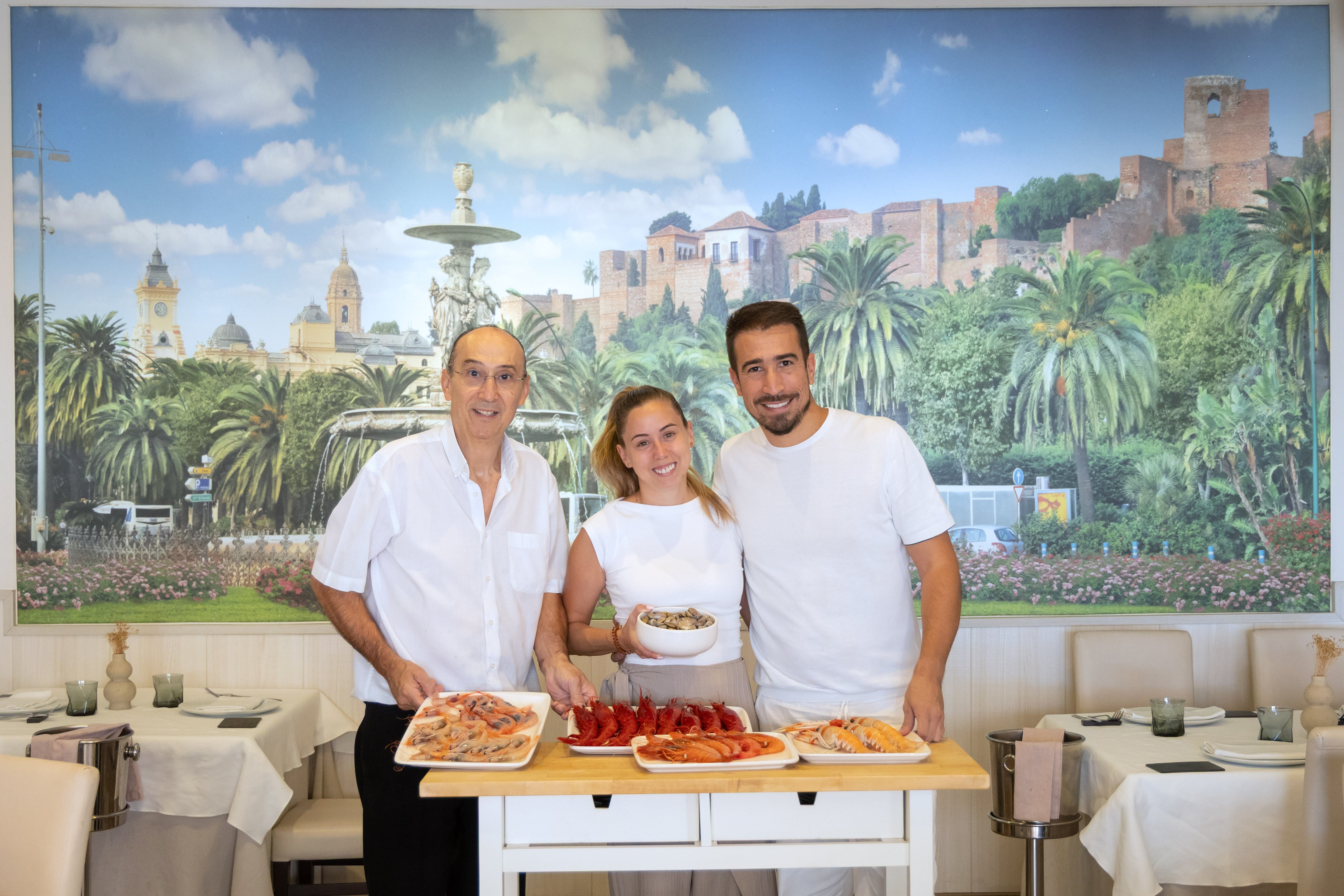 Manuel Alba, Ana Bermúdez y Juanma Alba en la sala de su restaurante.
