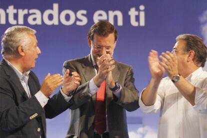 Mariano Rajoy, entre Javier Arenas y Juan Ignacio Zoido, el 19 de mayo en Sevilla.