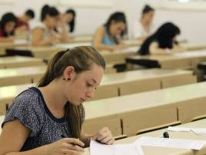 Una joven realiza un examen correspondiente a la convocatoria extraordinaria de selectividad, a primeros de este mes. EFE/Archivo