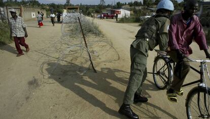 Un militar de la ONU inspecciona una bici en una calle de Bunia, en el este de Congo.