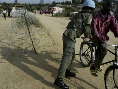 Un militar de la ONU inspecciona una bici en una calle de Bunia, en el este de Congo.