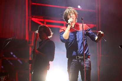 El cantante de la banda francesa Phoenix, Thomas Mars, durante el concierto en el Low Festival.