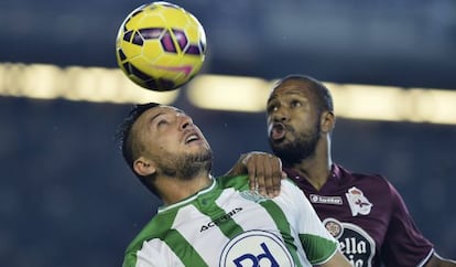 Ghilas pelea un balón aéreo con Sidnei.