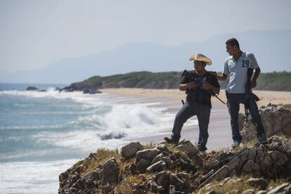 Miembros de la Fuerza Rural de Ostula en la comunidad de Ixtapilla.