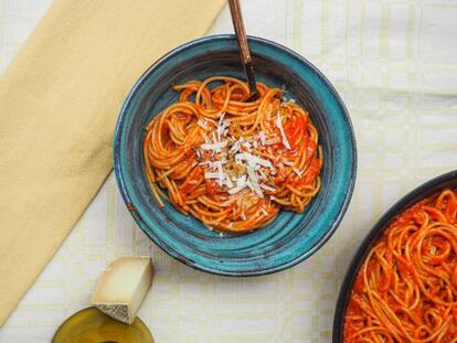 Pasta con salsa de pimientos y ajos asados