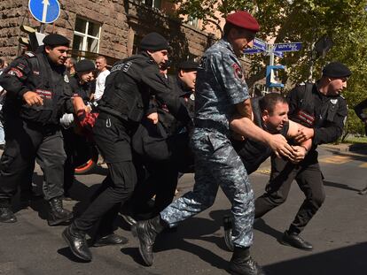 Policías armenios detienen a un hombre durante una protesta contra la acción militar de Azerbaiyán en la región de Nagorno-Karabaj, en Ereván, Armenia, este viernes.