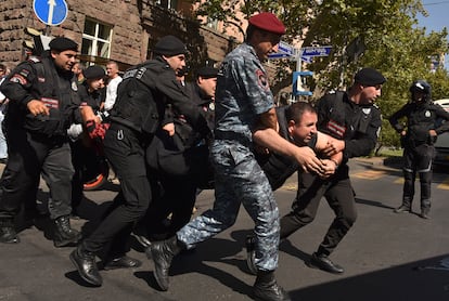 Policías armenios detienen a un hombre durante una protesta contra la acción militar de Azerbaiyán en la región de Nagorno-Karabaj, en Ereván, Armenia, este viernes.