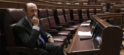 Alfredo Pérez Rubalcaba, al acomodarse en su escaño, y que es el otro foco de atención del Congreso tras los resultados en las elecciones del domingo en el País Vasco y Galicia.