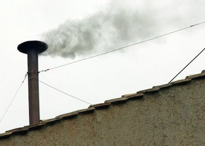 Una imagen del 19 de abril de 2005 que muestra humo negro saliendo de la Capilla Sixtina durante el c&oacute;nclave tras la muerte de Juan Pablo II.