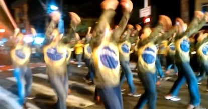 Manifestantes dançando o 'Fora Dilma'.