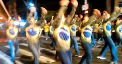 Manifestantes dan&ccedil;ando o &#039;Fora Dilma&#039;.