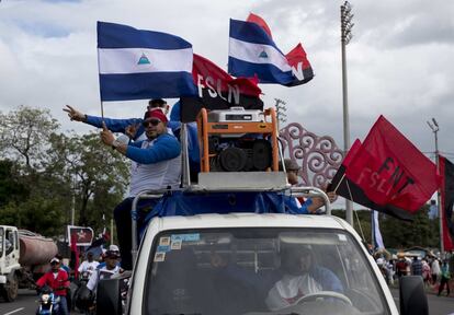 Las caravanas sandinistas recorrieron el lunes varias ciudades del país, ataviadas con las banderas rojinegras del FSLN.