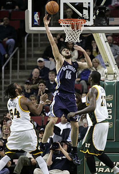 Gasol sigue mejorando sus estadísticas en su mejor temporada en la NBA. En esta ocasión, un fantástico triple doble frente a los Sonics, con 12 asistencias.