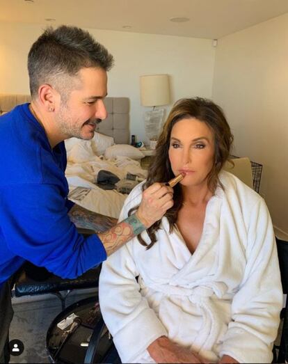 Caitlyn Jenner se maquia horas antes de "uma noite muito divertida", como ela escreveu