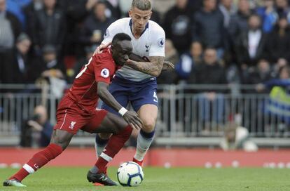 Sadio Mané controla el balón ante Alderweireld.