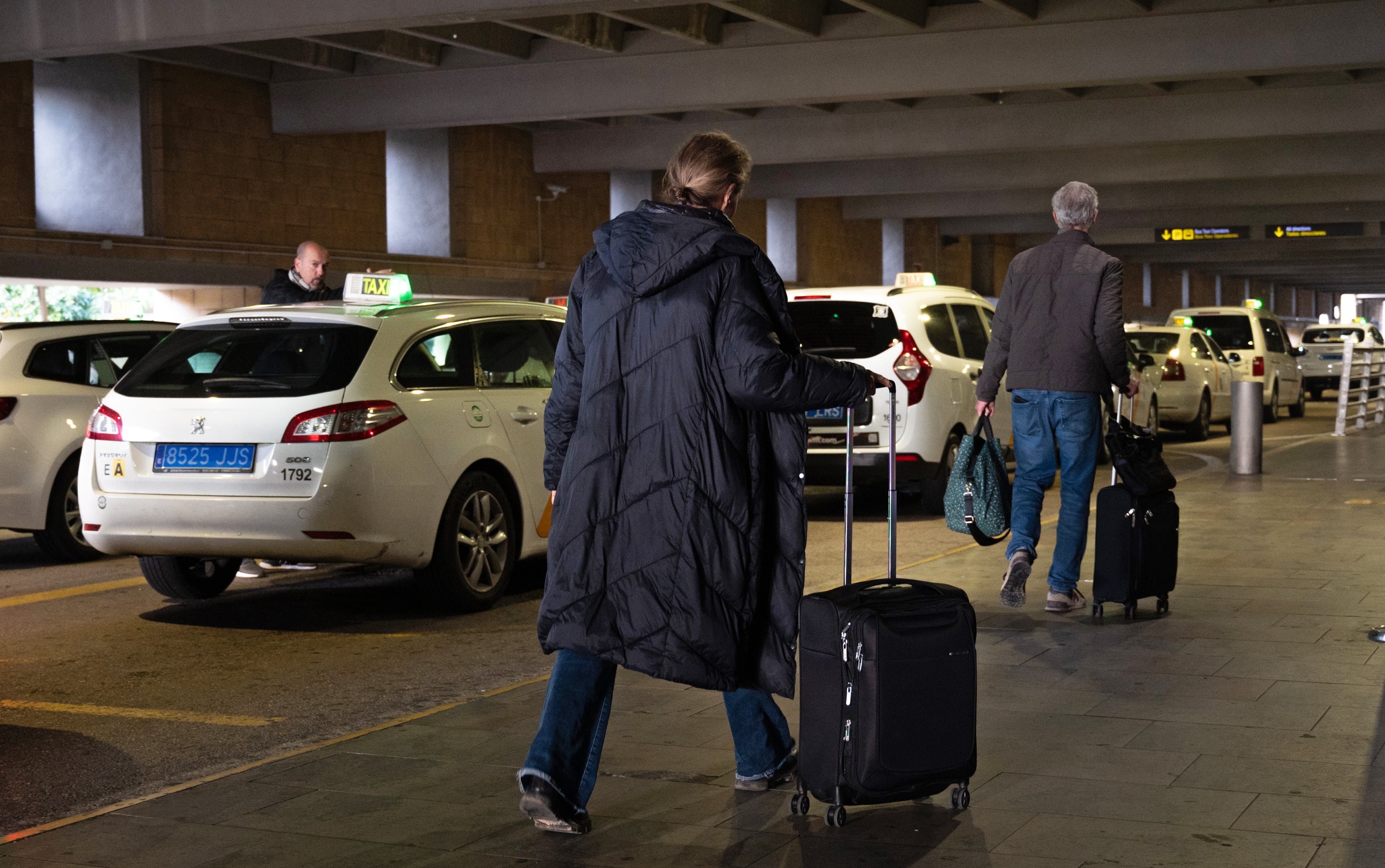 Un turno rotatorio acabará con el clan de los taxistas del aeropuerto de Sevilla