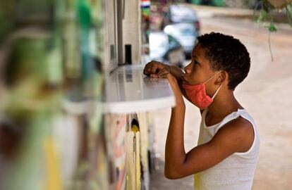 Un niño espera a recibir una comida gratis en un camión de comidas del Gobierno en Santo Domingo (República Dominicana).