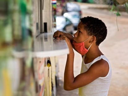 Un niño espera a recibir una comida gratis en un camión de comidas del Gobierno en Santo Domingo (República Dominicana).