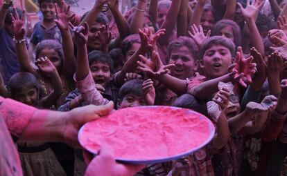 Celebraciones del festival Holi en un colegio de Ahmadabad (India), el 5 de marzo de 2015.