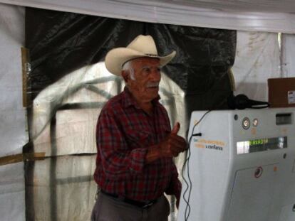 Un hombre vota electrónicamente en el Estado de Jalisco.
