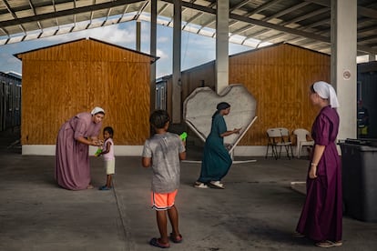 Mulheres membros da congregação Assembleia de Deus do Sul, em Jackson, Mississippi, brincam com crianças migrantes hospedadas no abrigo Senda de Vida I, em Reynosa.