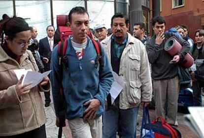 Grupo de voluntarios que ayer partió para Galicia desde Alicante.