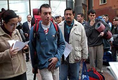 Grupo de voluntarios que ayer partió para Galicia desde Alicante.