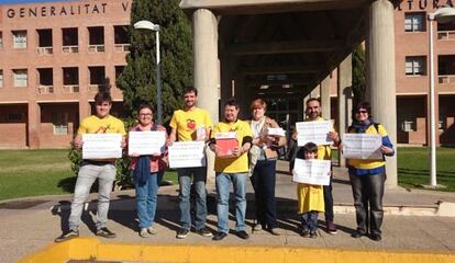 Entrega de 14.000 firmas contra el cierre de una unidad en la escuela infantil La Milotxa.