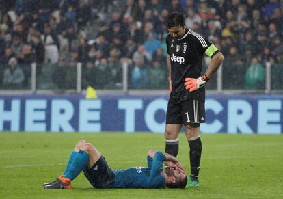 El guardameta de la Juventus Gianluigi Buffon observa al defensa del Real Madrid Dani Carvajal tendido en el suelo.