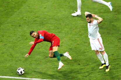 Cristiano Ronaldo cae al suelo tras recibir una falta del defensa español Nacho Fernández.
