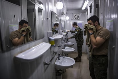 Una mañana más, el capitán Sanchís (al fondo) se afeita antes de salir a patrullar. Este militar de Badajoz, de 31 años, pertenece a la brigada de 600 soldados que España envía semestralmente a la misión de mantenimiento de paz de la ONU en Líbano. Cerca de 90.000 militares y policías de todas las nacionalidades participan en las diferentes operaciones que la ONU tiene desplegadas por el mundo. La mitad están en África, seguidas de Oriente Próximo (Líbano, Israel, Siria), América Central (Haití), Asia (Cachemira) y Europa (Kosovo y Chipre). Todos tienen el mismo objetivo: acabar con los conflictos, proteger a la población, restaurar la paz. Algunas veces lo consiguen. Otras no. Tienen poco margen de actuación, el que les da el mandato del Consejo de Seguridad de Naciones Unidas.