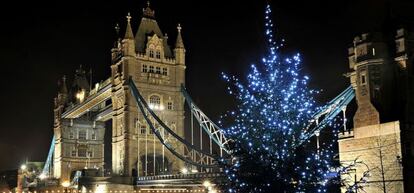 La torre de Londres, iluminada por Navidad.