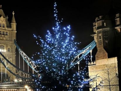 La torre de Londres, iluminada por Navidad.