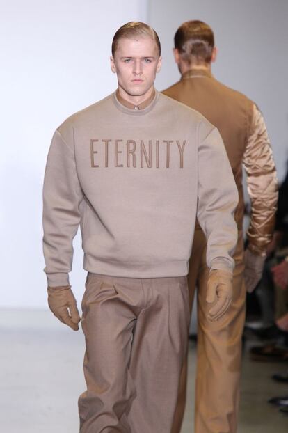 El diseñador Italo Zucchelli, director creativo de la división masculina, presentó en Calvin Klein sudaderas abombadas con los logos de las fragancias míticas de la firma (Eternity, Obsession...).