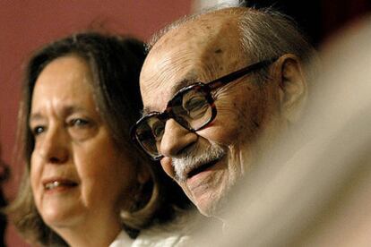 Ernesto Sábato y Elvira González Fraga, en el teatro El Círculo de Rosario durante la apertura del III Congreso Internacional de la Lengua Española.