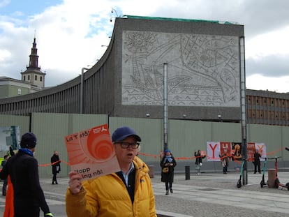 Protestas frente al Bloque Y, donde se encuentra el mural de 'Los pescadores' de Picasso, este 12 de mayo.
